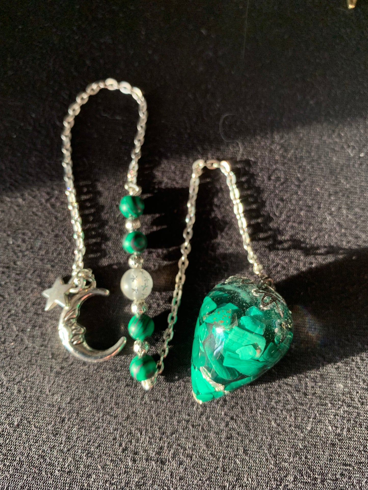 Les vertus du pendule en Malachite et de sa chaîne en Malachite