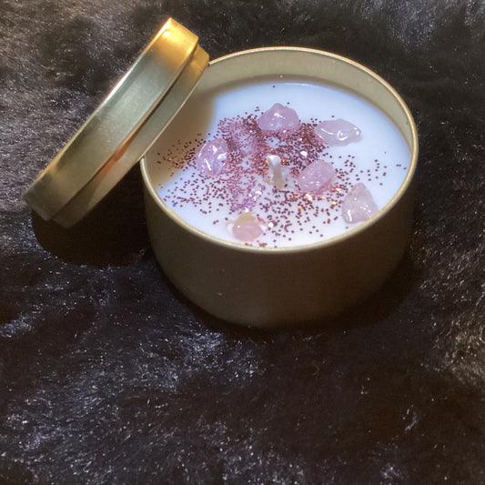 « Sortilège de Tendresse »
Invite l’amour et la guérison émotionnelle dans ton espace sacré. Bougie éclat de quartz rose