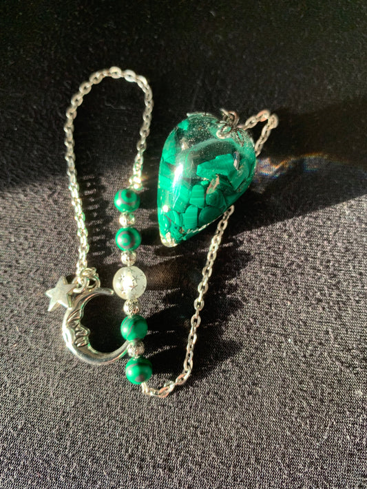 Les vertus du pendule en Malachite et de sa chaîne en Malachite