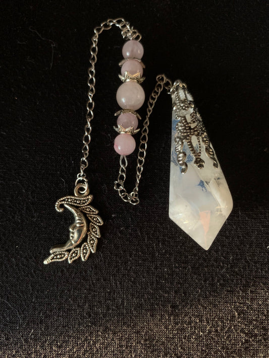 Pendule en Pierre de Lune et de sa chaîne en Quartz Rose