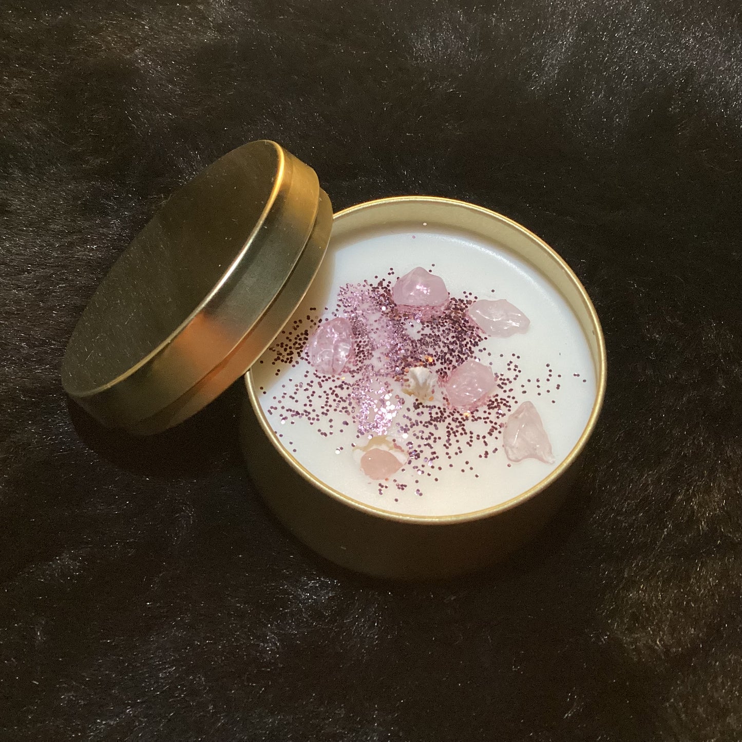 « Sortilège de Tendresse »
Invite l’amour et la guérison émotionnelle dans ton espace sacré. Bougie éclat de quartz rose